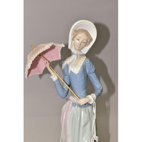 458 - A LLADRO 'ARANJUEZ LITTLE LADY' FIGURINE, model no 4879, sculptor Vincente Martinez, introduced in 1... 