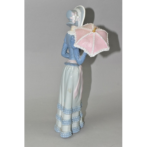 458 - A LLADRO 'ARANJUEZ LITTLE LADY' FIGURINE, model no 4879, sculptor Vincente Martinez, introduced in 1... 