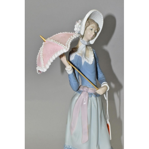 458 - A LLADRO 'ARANJUEZ LITTLE LADY' FIGURINE, model no 4879, sculptor Vincente Martinez, introduced in 1... 