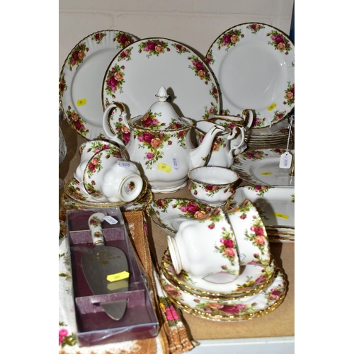 609 - ROYAL ALBERT OLD COUNTRY ROSES PART DINNER / TEA SERVICE, comprising six dinner plates, six teacups,... 