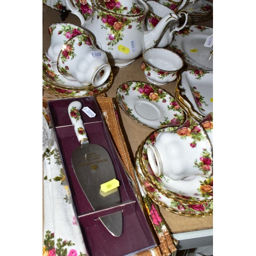 609 - ROYAL ALBERT OLD COUNTRY ROSES PART DINNER / TEA SERVICE, comprising six dinner plates, six teacups,... 