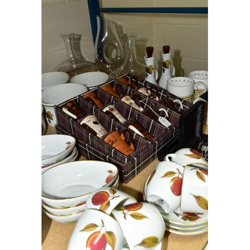 619 - CERAMICS AND GLASS ETC TO INCLUDE ROYAL WORCESTER, six Royal Worcester 'Evesham' cups and saucers, s... 