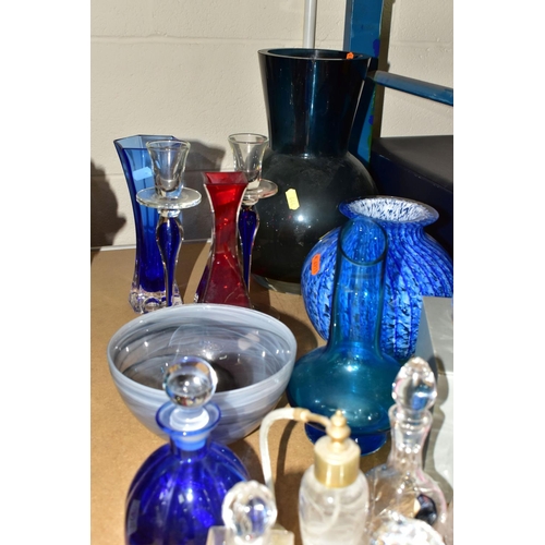 644 - A GROUP OF COLOURED AND DECORATIVE GLASS WARES, to include a Caithness Moonflower paperweight, a box... 