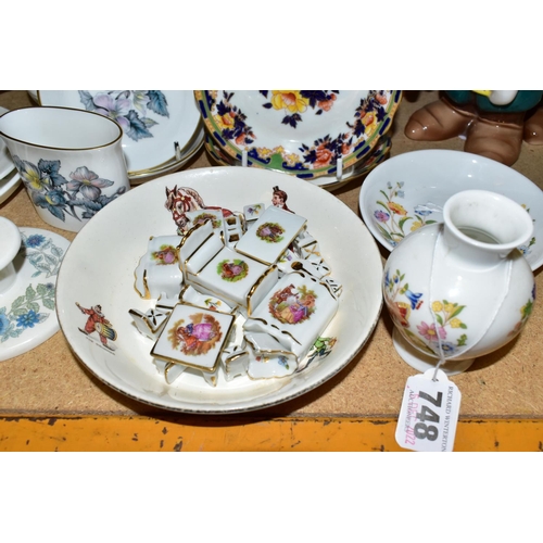 748 - A QUANTITY OF WEDGWOOD 'CLEMENTINE' GIFTWARES ETC, to include trinket boxes, pin trays, vases, bud v... 