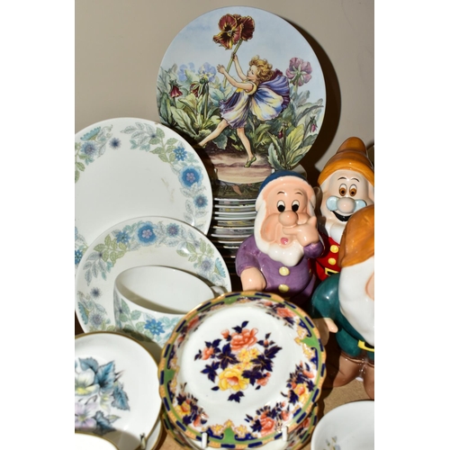 748 - A QUANTITY OF WEDGWOOD 'CLEMENTINE' GIFTWARES ETC, to include trinket boxes, pin trays, vases, bud v... 