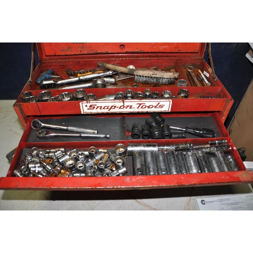 1072 - A MECHANICS TOOLBOX BADGED SNAP ON TOOLS containing Halfords and other metric sockets, rachets, span... 