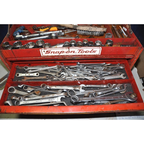 1072 - A MECHANICS TOOLBOX BADGED SNAP ON TOOLS containing Halfords and other metric sockets, rachets, span... 