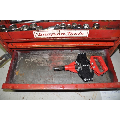 1072 - A MECHANICS TOOLBOX BADGED SNAP ON TOOLS containing Halfords and other metric sockets, rachets, span... 