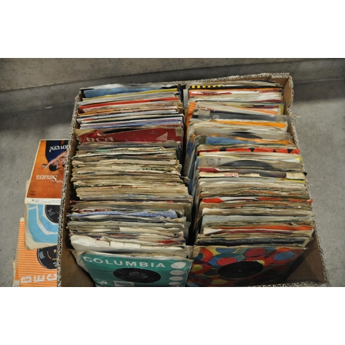 813 - A TRAY CONTAINING OVER EIGHTY LPs, 8in, 10in AND 12in 78s including Rubber Soul (2nd  pressing), Wit... 