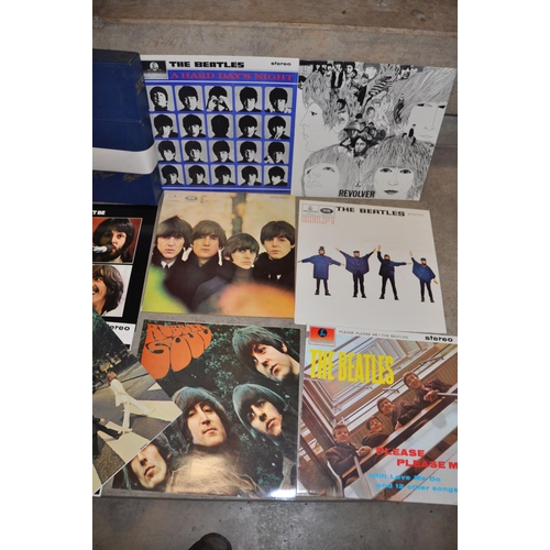 816 - THE BEATLES COLLECTION BOX SET with 12 LPs in near mint condition ( Rarities not present) in an exce... 