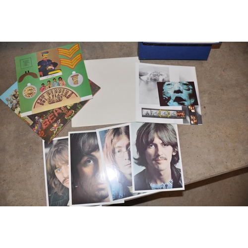 816 - THE BEATLES COLLECTION BOX SET with 12 LPs in near mint condition ( Rarities not present) in an exce... 