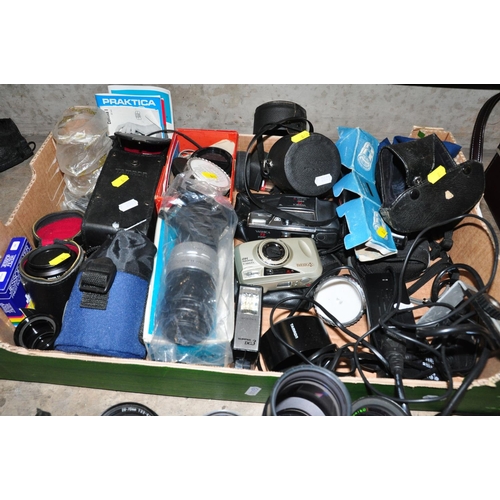 840 - A TRAY CONTAINING CAMERAS AND ACCESSORIES including a Pentax S1a film SLR camera fitted with a Super... 