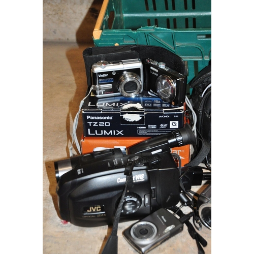 847 - A TRAY CONTAINING DIGITAL AND FILM CAMERAS including an Olympus OM10 SLR camera with box, a Zuiko 50... 