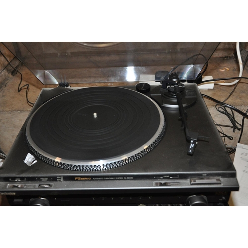 877 - A TECHNICS SL-BD22D AUTOMATIC TURNTABLE SYSTEM in grey with smoked plexiglass lid and P34 cartridge ... 