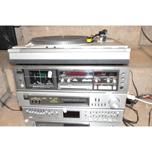 881 - A VINTAGE TEAC COMPONANT HI FI  comprising of a TT-2 Audio Program Timer, a EQA-20 Graphic Equaliser... 