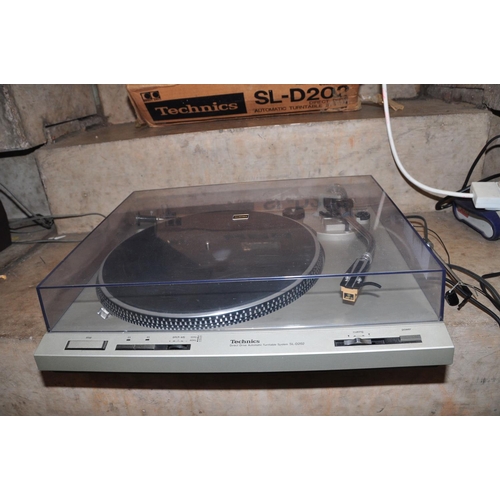 882 - A TECHNICS SL-D202 DIRECT DRIVE TURNTABLE with plexiglass lid with original box  ( some scratches, l... 