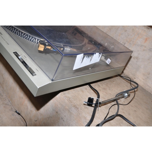 882 - A TECHNICS SL-D202 DIRECT DRIVE TURNTABLE with plexiglass lid with original box  ( some scratches, l... 