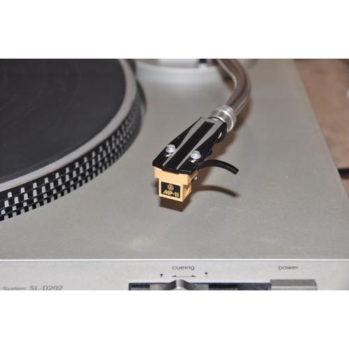 882 - A TECHNICS SL-D202 DIRECT DRIVE TURNTABLE with plexiglass lid with original box  ( some scratches, l... 