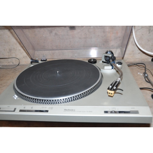 882 - A TECHNICS SL-D202 DIRECT DRIVE TURNTABLE with plexiglass lid with original box  ( some scratches, l... 