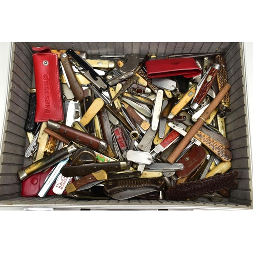 108 - A METAL CASE WITH A LARGE QUANTITY OF POCKET KNIVES AND FRUIT KNIVES, large quantity of pocket and f... 