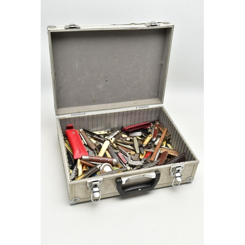 108 - A METAL CASE WITH A LARGE QUANTITY OF POCKET KNIVES AND FRUIT KNIVES, large quantity of pocket and f... 