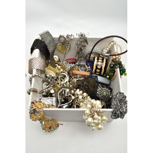 110 - A BOX OF SILVER AND COSTUME JEWELLERY, to include a silver collar necklace with a hammer effect deta... 