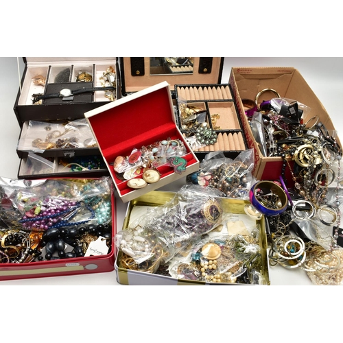 117 - A PLASTIC BOX WITH ASSORTED COSTUME JEWELLERY, to include a tall brown jewellery box with contents, ... 