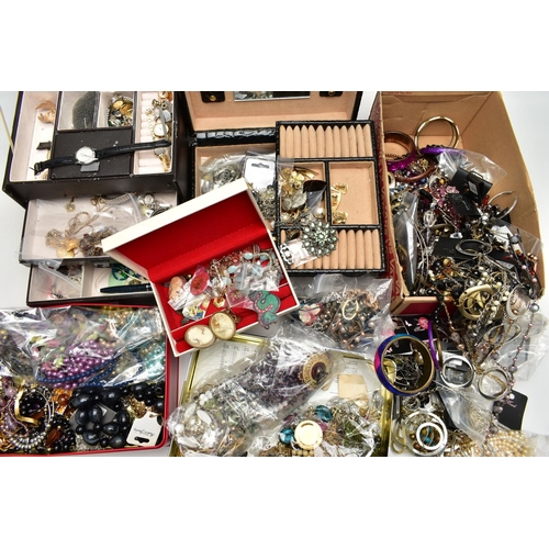 117 - A PLASTIC BOX WITH ASSORTED COSTUME JEWELLERY, to include a tall brown jewellery box with contents, ... 