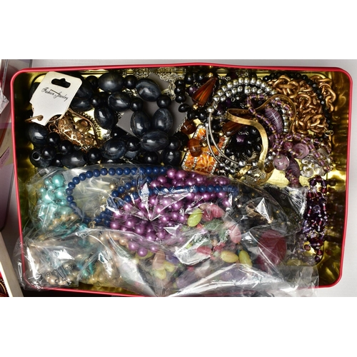 117 - A PLASTIC BOX WITH ASSORTED COSTUME JEWELLERY, to include a tall brown jewellery box with contents, ... 