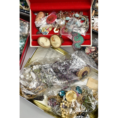 117 - A PLASTIC BOX WITH ASSORTED COSTUME JEWELLERY, to include a tall brown jewellery box with contents, ... 