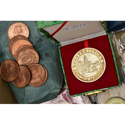 121 - A CARDBOARD BOX OF MAINLY UK COINAGE TO INCLUDE: a good grade South Africa halfcrown 2 1/2 shilling ... 