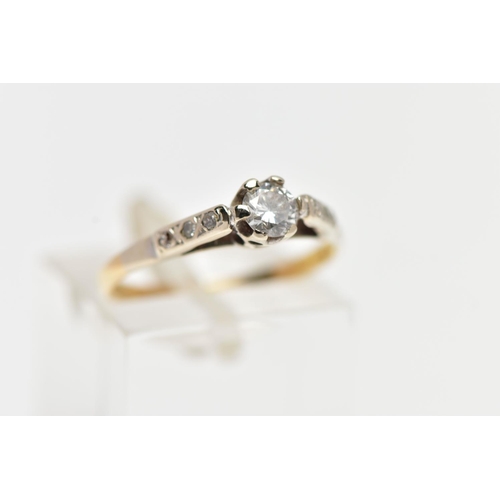 28 - A YELLOW METAL SINGLE STONE DIAMOND RING, designed with a single claw set, round brilliant cut diamo... 