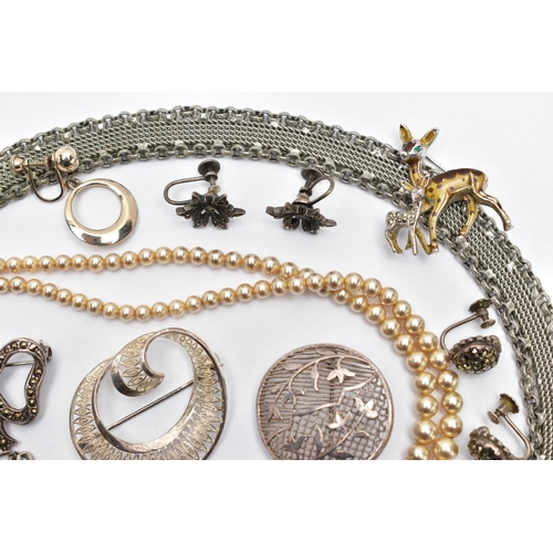 75 - A BAG OF ASSORTED SILVER AND WHITE METAL JEWELLERY, to include a marcasite set bow brooch, fitted wi... 
