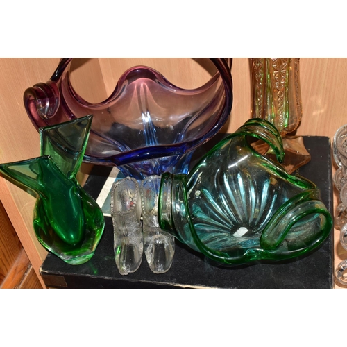 390 - A GROUP OF CUT CRYSTAL AND OTHER GLASS WARES, to include a Stuart Crystal mallet form decanter and e... 