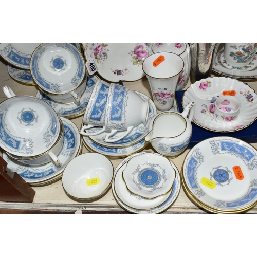 405 - A GROUP OF COALPORT 'REVELRY'  PATTERN PART DINNER WARES TOGETHER WITH WEDGWOOD 'KUTANI CRANE' PATTE... 