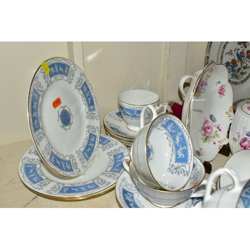 405 - A GROUP OF COALPORT 'REVELRY'  PATTERN PART DINNER WARES TOGETHER WITH WEDGWOOD 'KUTANI CRANE' PATTE... 