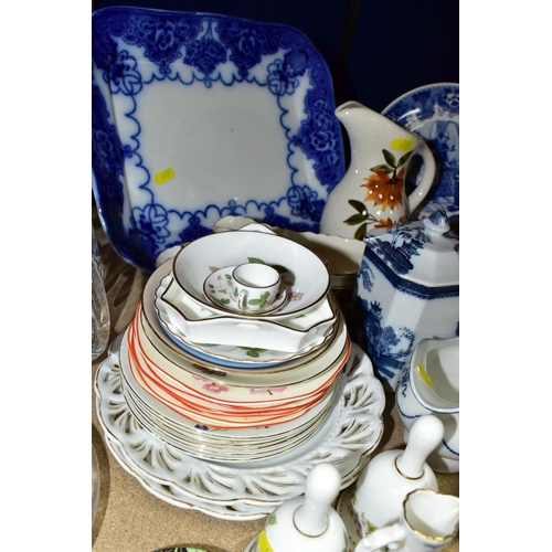 413 - A GROUP OF CERAMICS, to include five pieces of Wedgwood 'Wild Strawberry' pattern gift ware, five pi... 