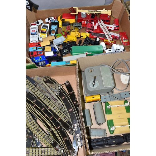 435 - A QUANTITRY OF UNBOXED AND ASSORTED HORNBY DUBLO MODEL RAILWAY ITEMS, to include class 8F No.48158, ... 