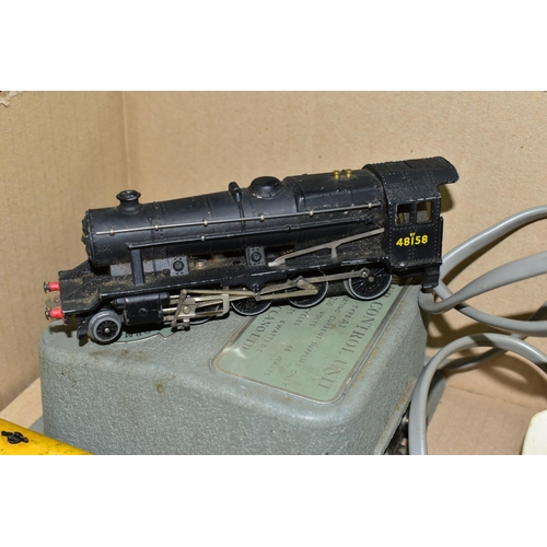 435 - A QUANTITRY OF UNBOXED AND ASSORTED HORNBY DUBLO MODEL RAILWAY ITEMS, to include class 8F No.48158, ... 