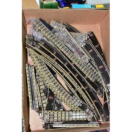 435 - A QUANTITRY OF UNBOXED AND ASSORTED HORNBY DUBLO MODEL RAILWAY ITEMS, to include class 8F No.48158, ... 