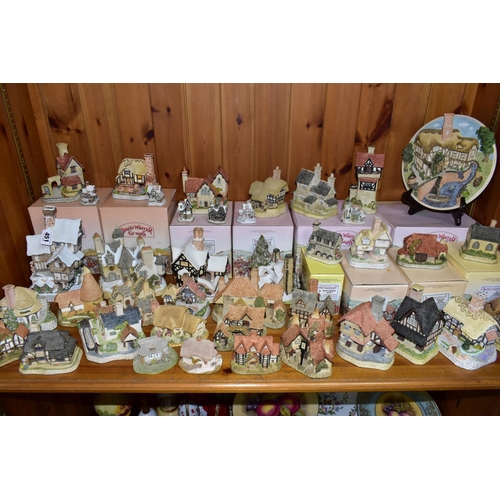 451 - A COLLECTION OF THIRTY NINE DAVID WINTER LIMITED COTTAGES AND A DAVID WINTER COLLECTORS GUILD PLAQUE... 