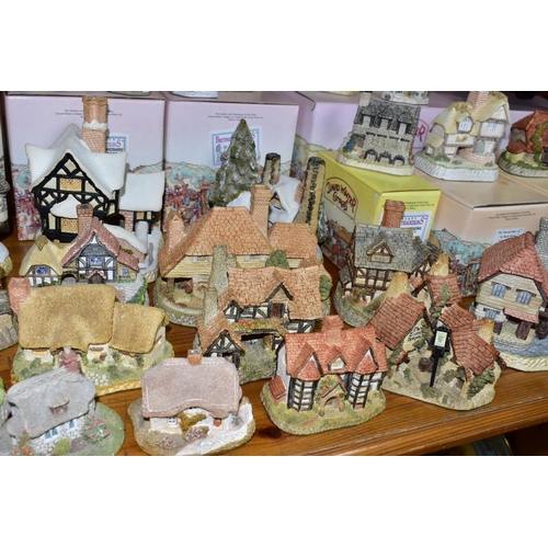 451 - A COLLECTION OF THIRTY NINE DAVID WINTER LIMITED COTTAGES AND A DAVID WINTER COLLECTORS GUILD PLAQUE... 