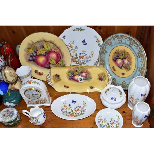 452 - A GROUP OF AYNSLEY COTTAGE GARDEN GIFTWARE AND FRUIT PATTERN PLATES BY D. JONES,  MODERN PORCELAIN M... 