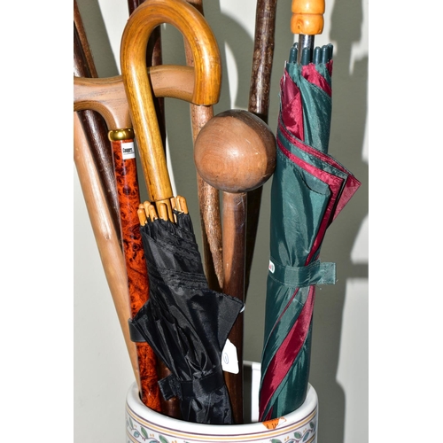 477 - A STICK STAND OF WALKING STICKS AND UMBRELLAS, to include a Knobkerrie length 77.5cm (splits to base... 