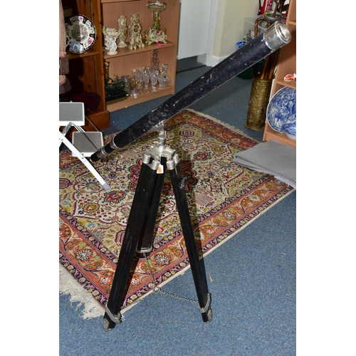 501 - A MODERN TELESCOPE IN NEED OF ATTENTION, on a tripod base (1) (Condition report: missing parts, will... 