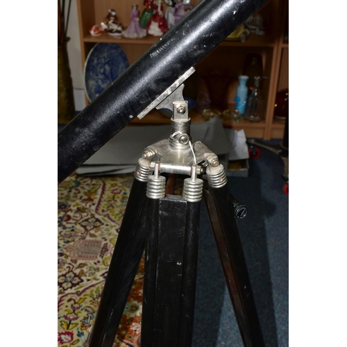 501 - A MODERN TELESCOPE IN NEED OF ATTENTION, on a tripod base (1) (Condition report: missing parts, will... 