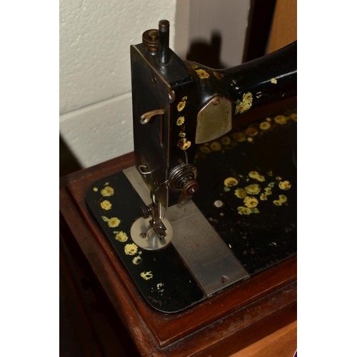 526 - NEEDLEWORK INTEREST: a hand Singer sewing machine transfer printed with flowers, serial no.8625189, ... 