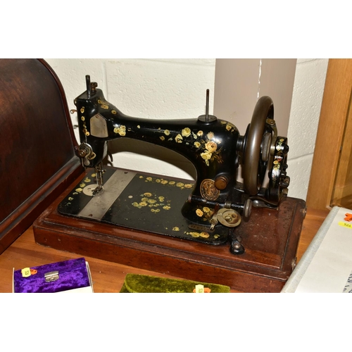 526 - NEEDLEWORK INTEREST: a hand Singer sewing machine transfer printed with flowers, serial no.8625189, ... 