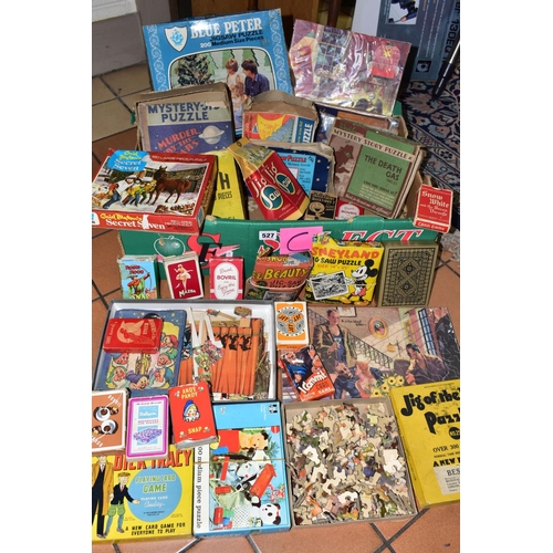 527 - A QUANTITY OF ASSORTED VINTAGE JIGSAWS, GAMES, CARD GAMES AND PUZZLES, to include a Walt Disney Snow... 