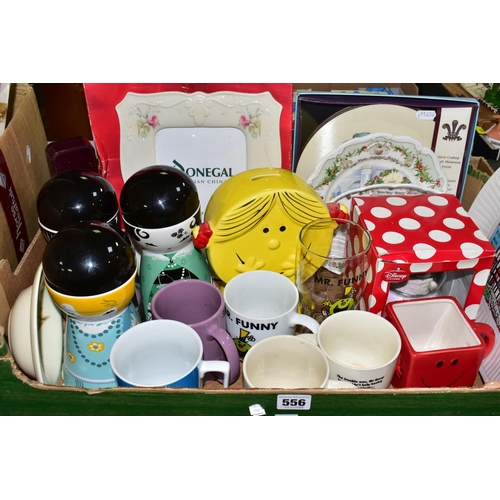 556 - THREE BOXES OF BOXED AND UNBOXED MR. MEN AND LITTLE MISS MUGS, OTHER CERAMIC ITEMS AND ASSORTED PLAT... 